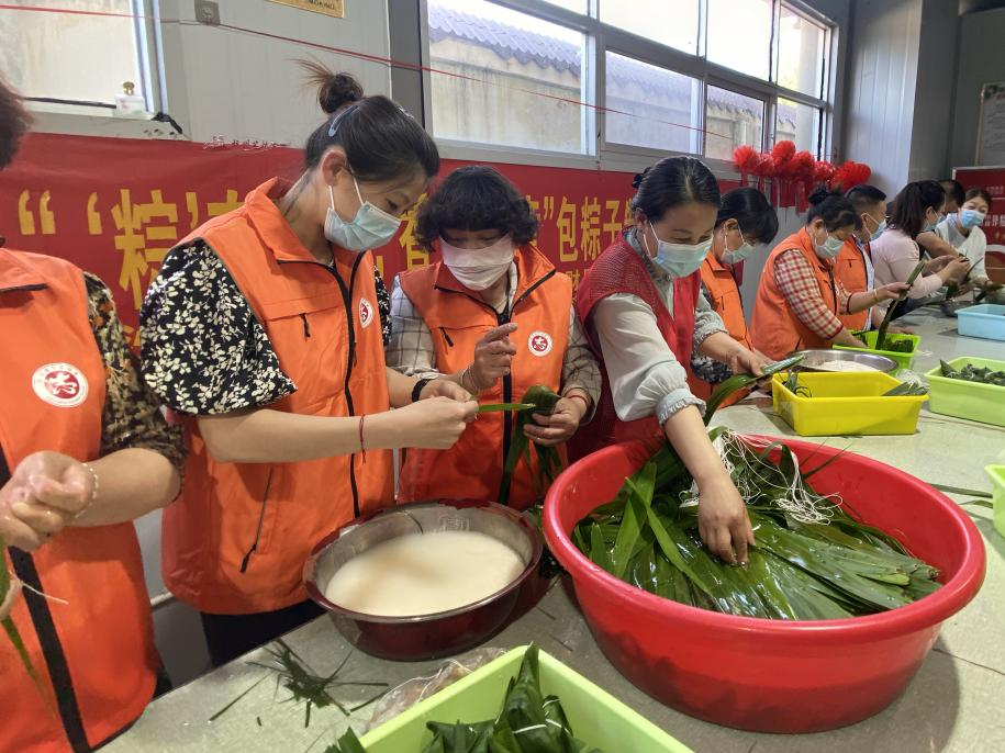 青口供電所黨支部聯(lián)合生產(chǎn)生活服務(wù)中心分會、黃沙坨社區(qū)，共同舉辦“悠悠艾草香 濃濃端午情”系列活動。.png
